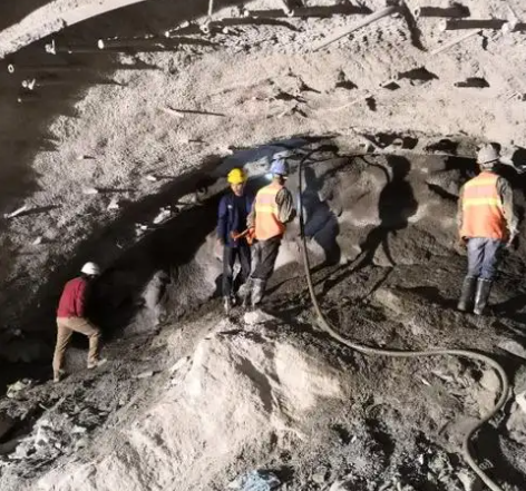 丰宁拱顶带模注浆料的施工流程及注意事项